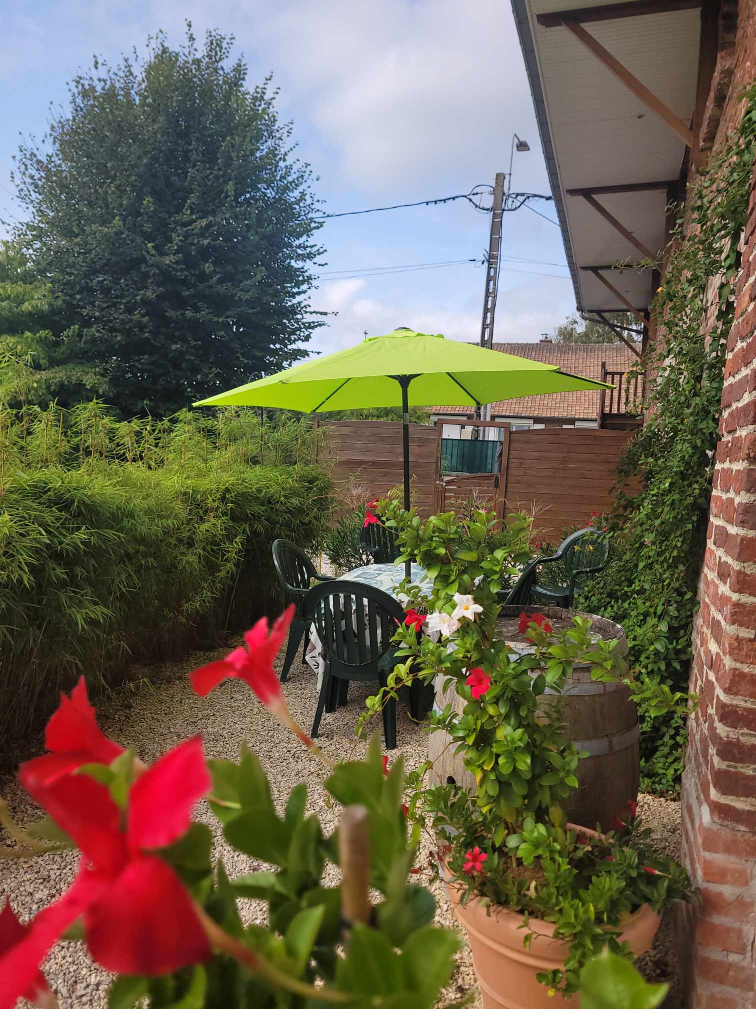 Entrée et cour du Gîte de l'Olivier à Willerval